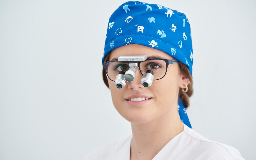 Fotografía con modelos en clínica dental para la marca de gafas binoculares Víttrea